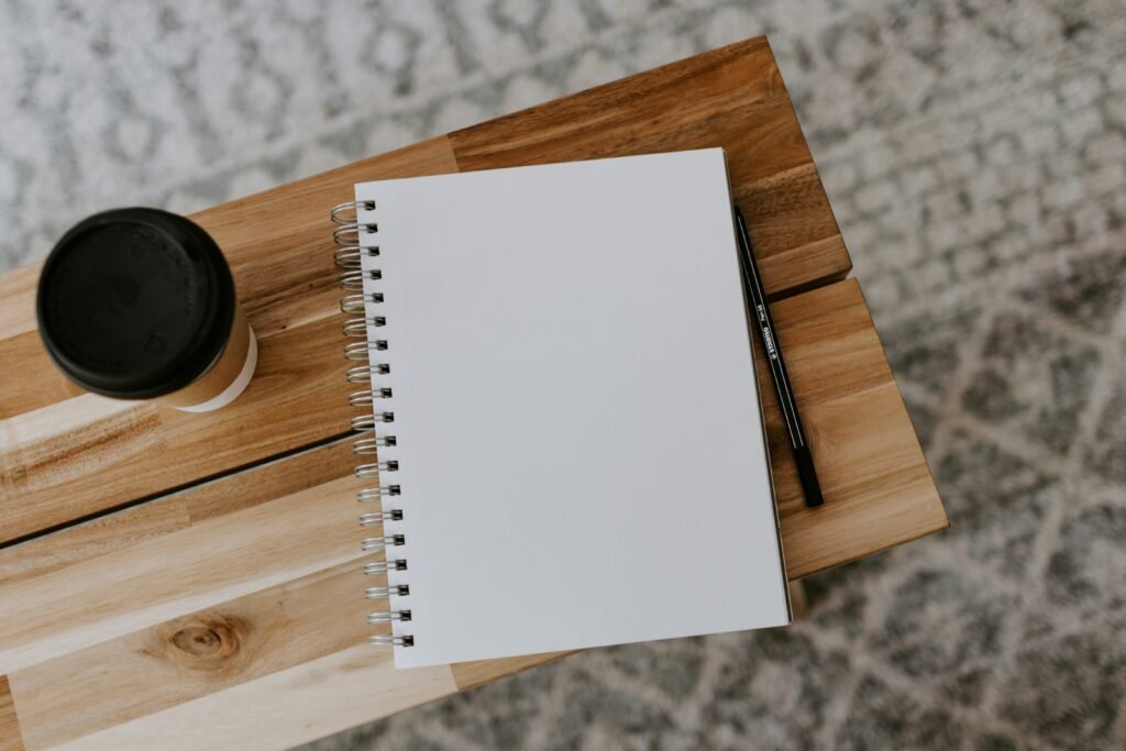 cuaderno en blanco sobre mesa de madera